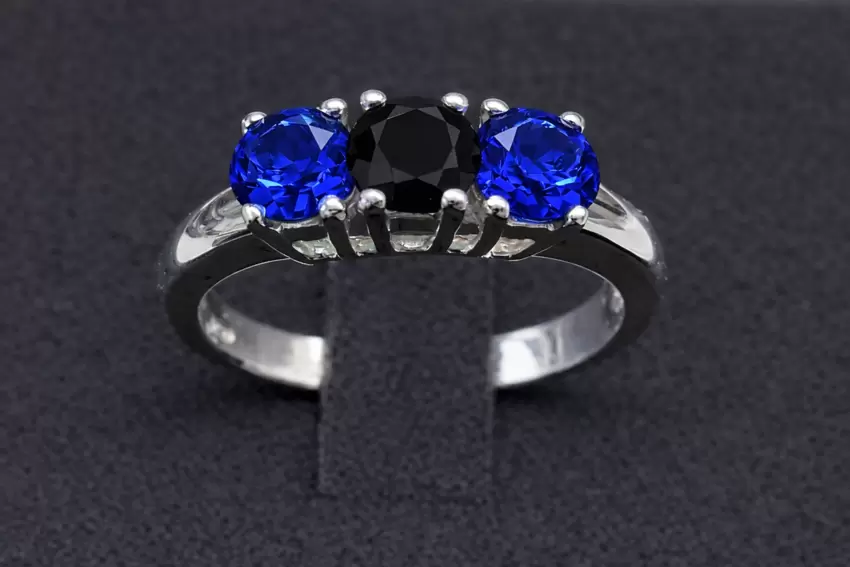 Anello trilogy in argento 925 con zirconi nero azzurri   