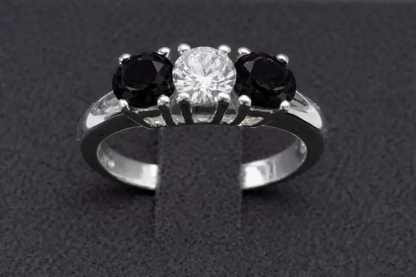 Anel trilogia em prata esterlina 925 com zircónias brancas pretas  