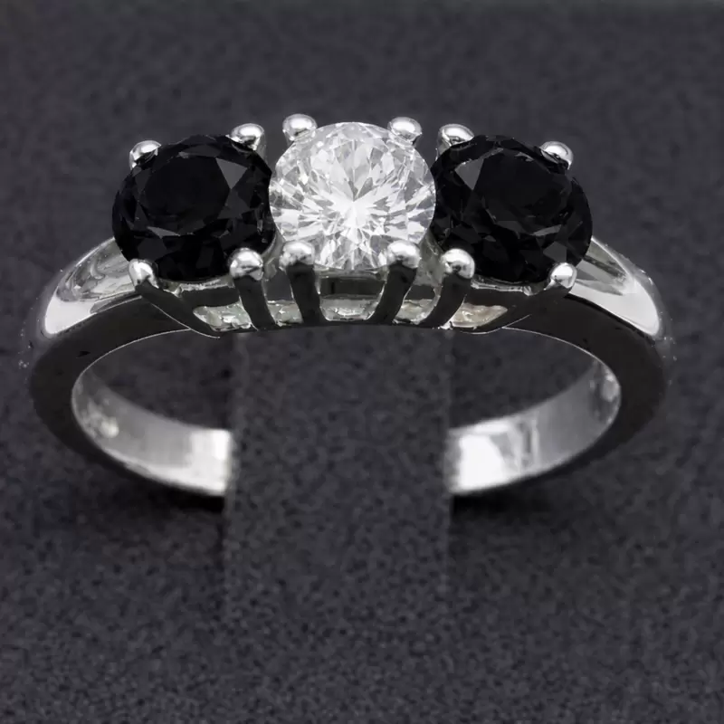 Anel trilogia em prata esterlina 925 com zirc&oacute;nias brancas pretas