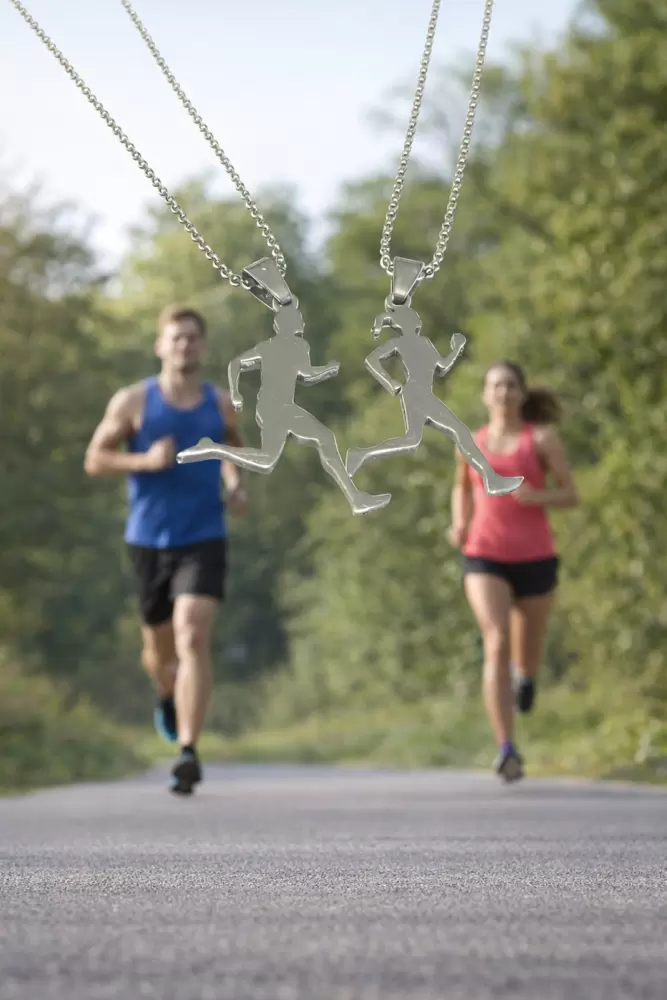 He & She Runners-Anhänger aus Stahl mit Kugelketten  