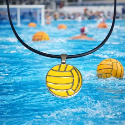 Wasserball-Anhänger aus Stahl und gelber Emaille 